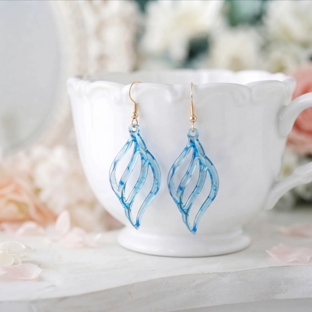 Boucles d'Oreilles Vague Azur (forme feuille torsadée, bleu)